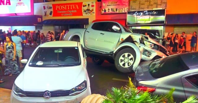 Mecânico causa confusão ao bater em carros estacionados em Palmeira D'Oeste