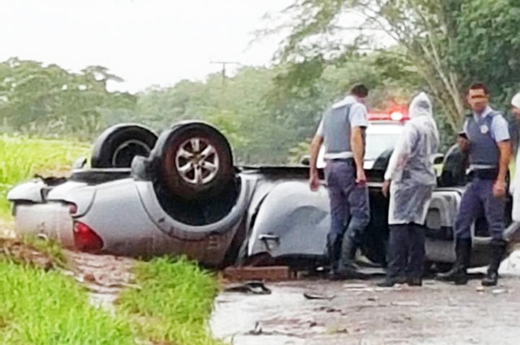 Médico morre após perder controle do veículo e capotar em Populina