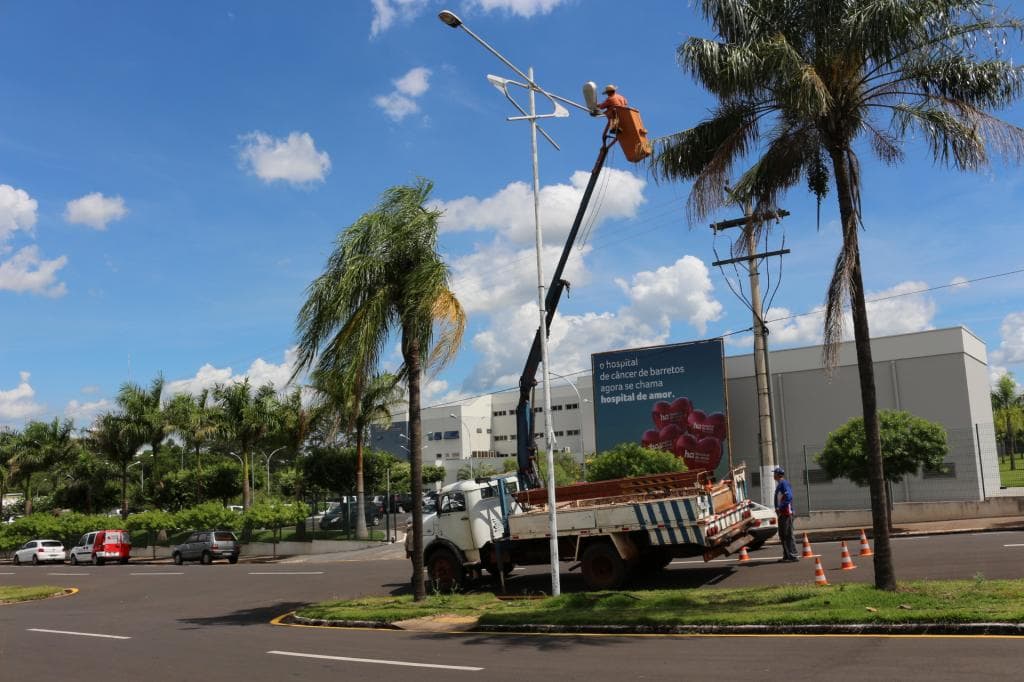 Prefeitura substitui lâmpadas queimadas em luminárias ornamentais da cidade