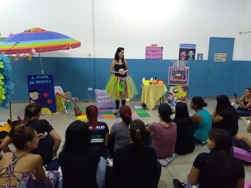 Os representantes da BRATAC realizaram apresentação das plantas, lagartas e seus respectivos casulos