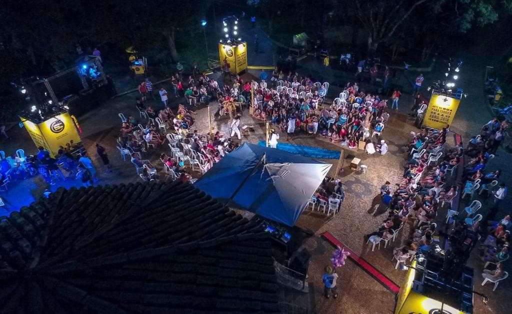 Circuito Sesc de Artes atrai uma multidão de pessoas para a Praça João Mariano de Freitas
