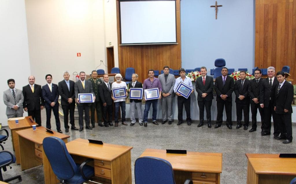 Prefeito prestigia entrega de Medalhas XV de Abril e Título de Cidadão Jalesense da Câmara