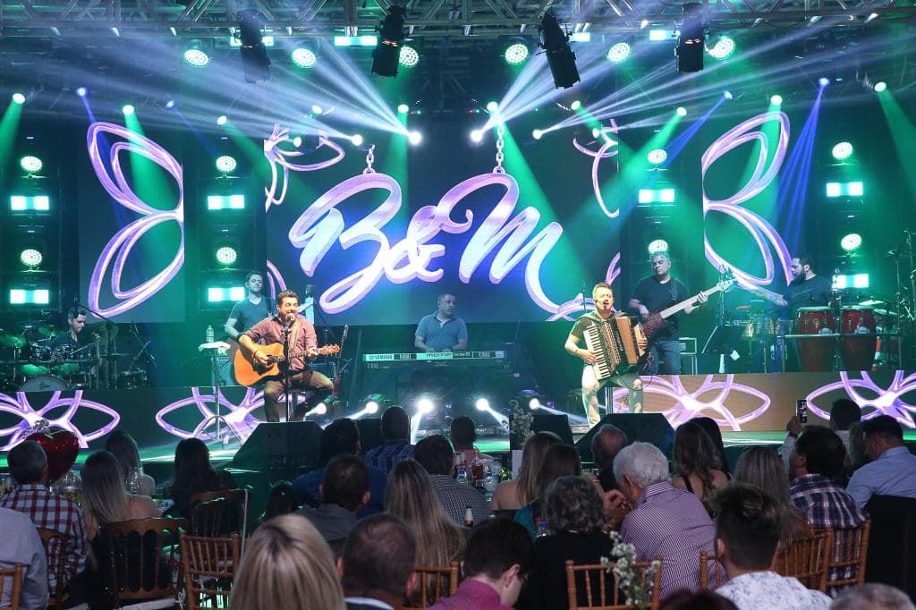 SHOW COM BRUNO E MARRONE EM PROL DE HOSPITAL DE AMOR REUNE APROXIMAMENTE MIL PESSOAS