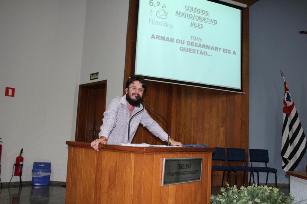 Alunos do Anglo, Objetivo e SESI Votuporanga participam de Café Filosófico
