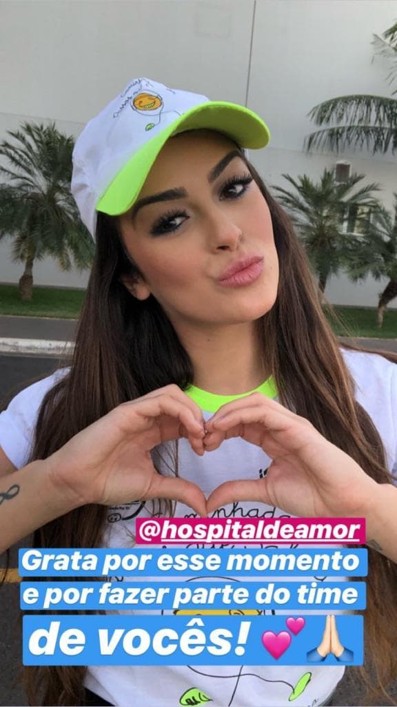 Digital influencer visita Hospital de Amor Jales