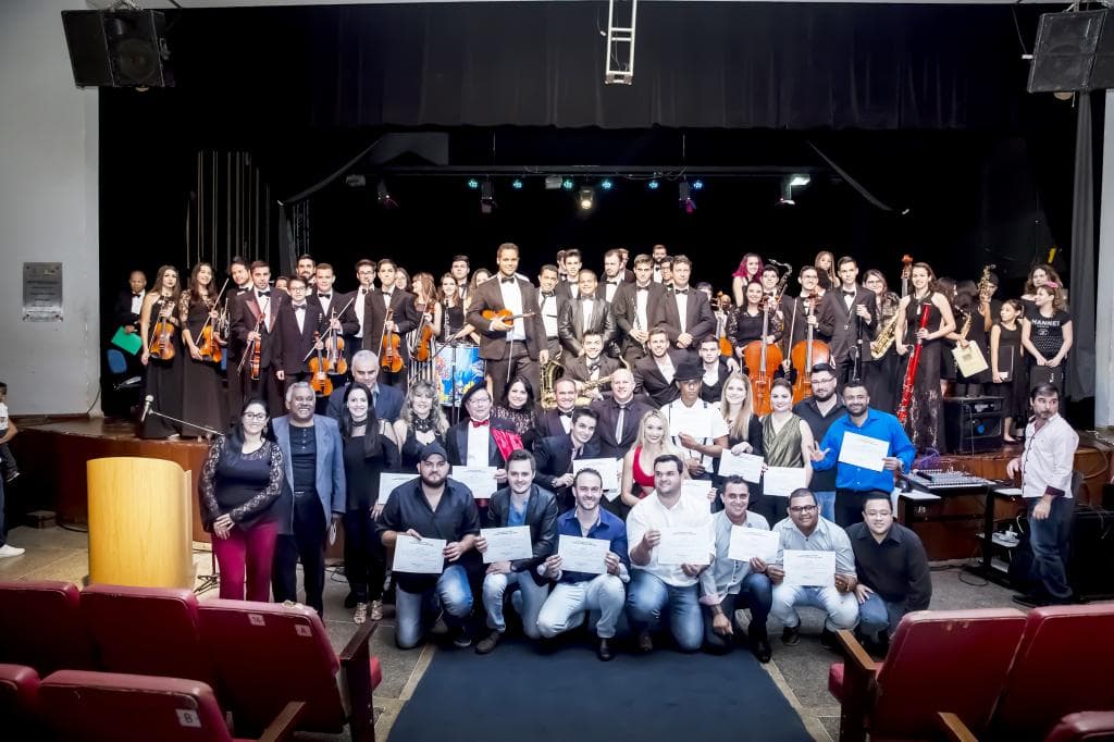 Público aplaude de pé 6º Concerto: Solidariedade, Saúde e Música