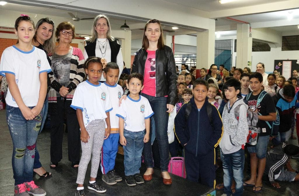 Prefeitura entrega uniformes escolares para crianças da rede municipal