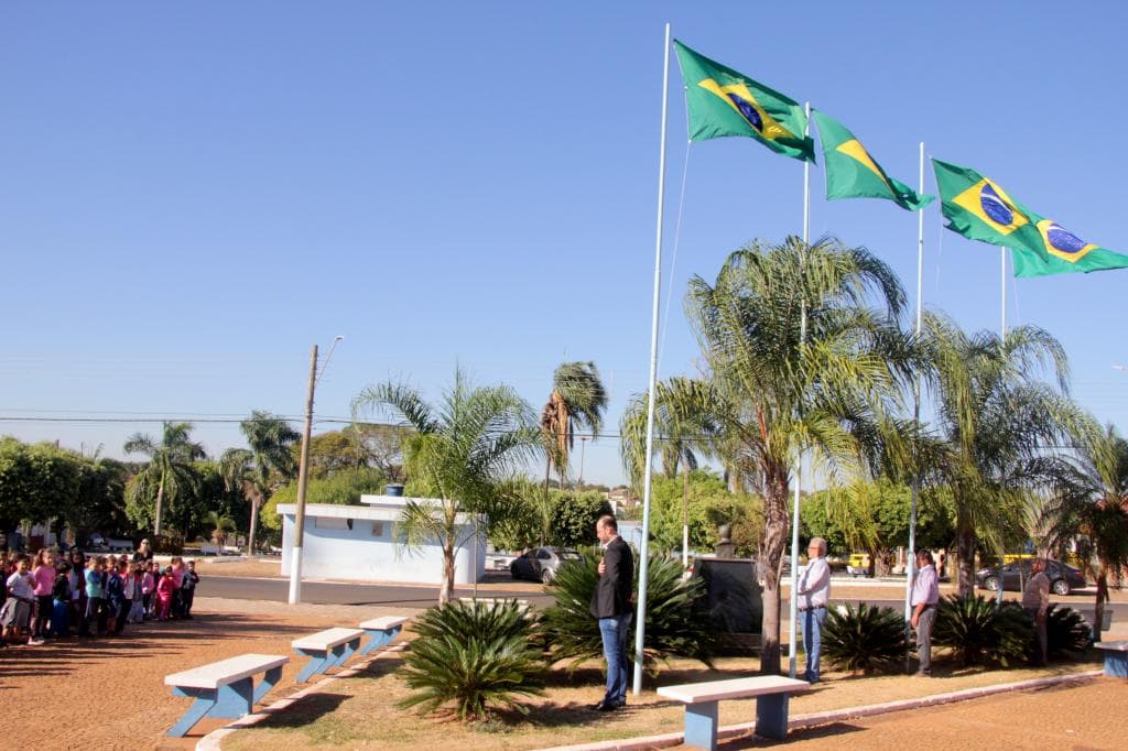Alunos das escolas municipais de Urânia comemoram o dia 7 de setembro