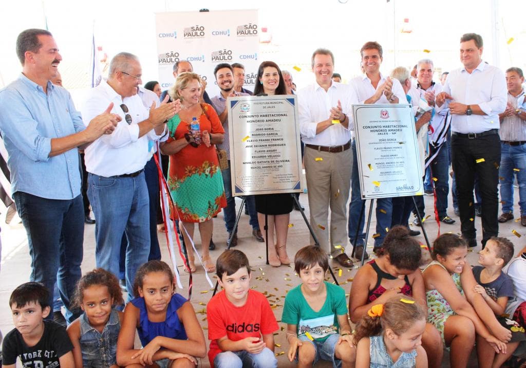 Famílias realizam o sonho casa própria com a entrega de 99 moradias feita pela Prefeitura e CDHU