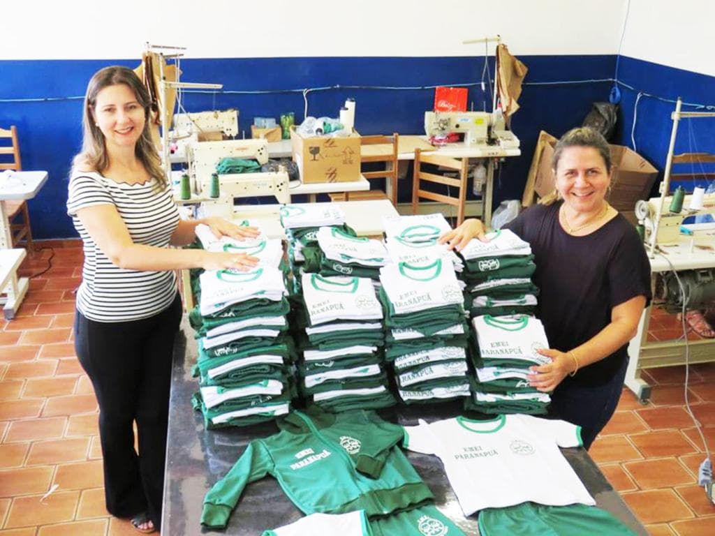 Fundo Social de Paranapuã entrega uniformes do projeto “Costurando o Futuro”