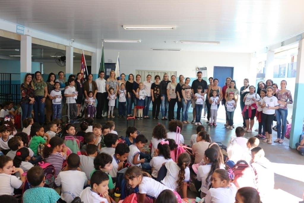 Alunos da rede municipal recebem uniformes entregues pela Prefeitura de Jales