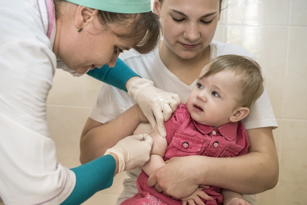 Vacina contra sarampo para bebês é oferecida em vários municípios
