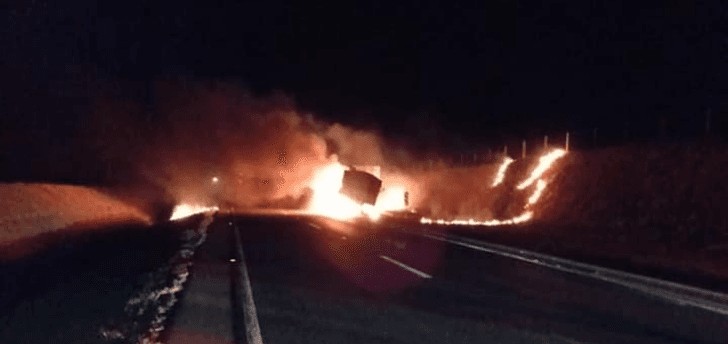 Carreta pega fogo na Rodovia Euclides da Cunha em Urânia