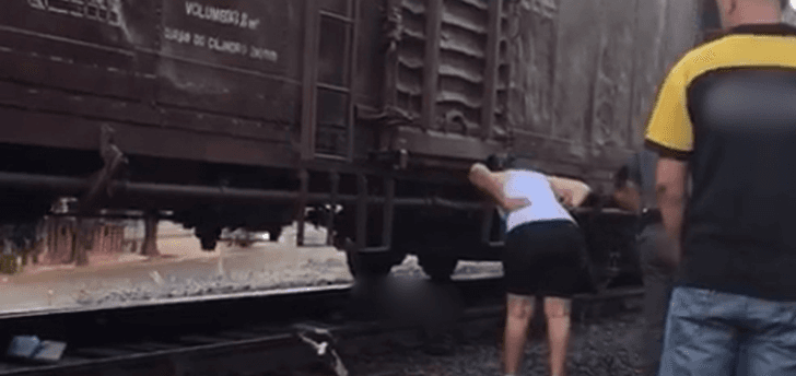 Idosa sobrevive após ser atropelada por trem em região