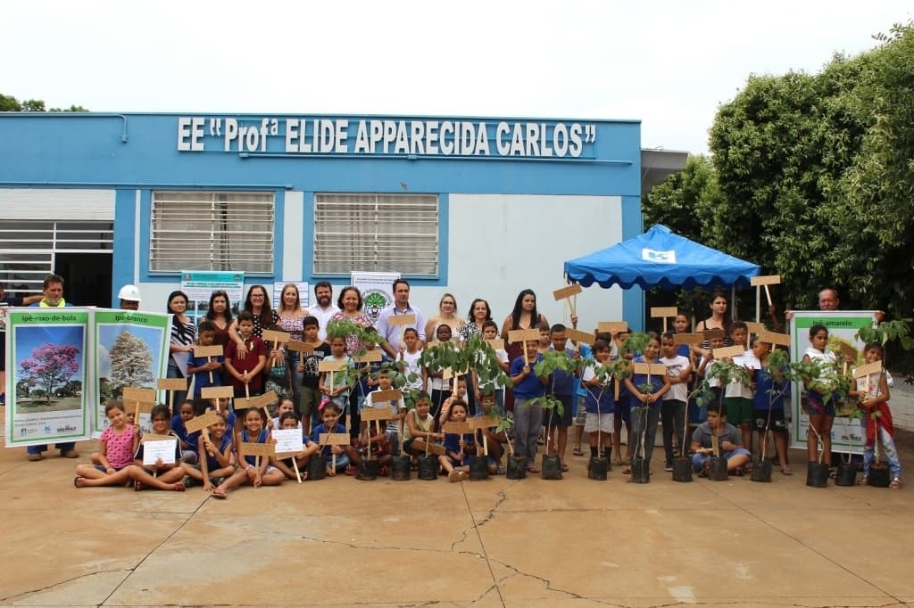 Alfabetização Ambiental: 86 mudas de ipês são plantadas em Urânia