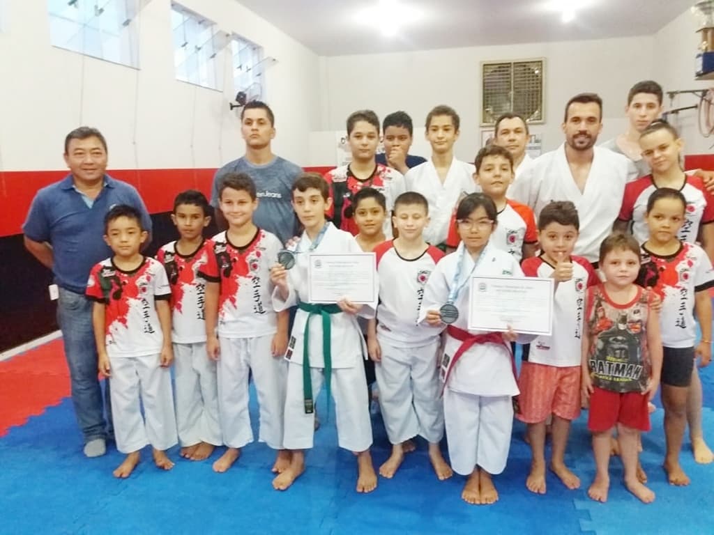 Câmara de Jales: Kazuto entrega moção a medalhistas do Campeonato Brasileiro de Karatê