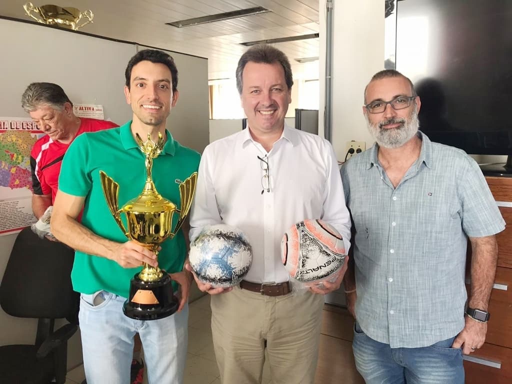 Prefeito entrega kits esportivos a entidades assistenciais jalesenses