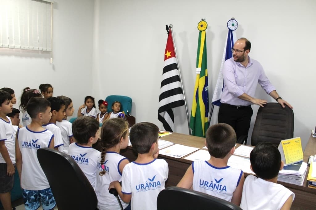 Urânia: Prefeito Márcio Arjol recepciona alunos da EMEIF Pinguinho de Gente em seu gabinete