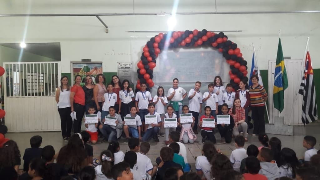 Escolas municipais realizam premiação de alunos medalhistas da OBA e OBMEP