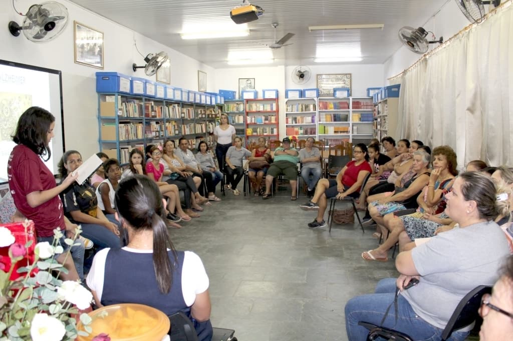 Grupo da saúde de Urânia se reúne na sala de leitura da E.E. Akió Satoru para falar de Alzheimer
