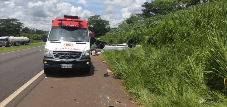Mulher capota caminhonete em rodovia e fica ferida