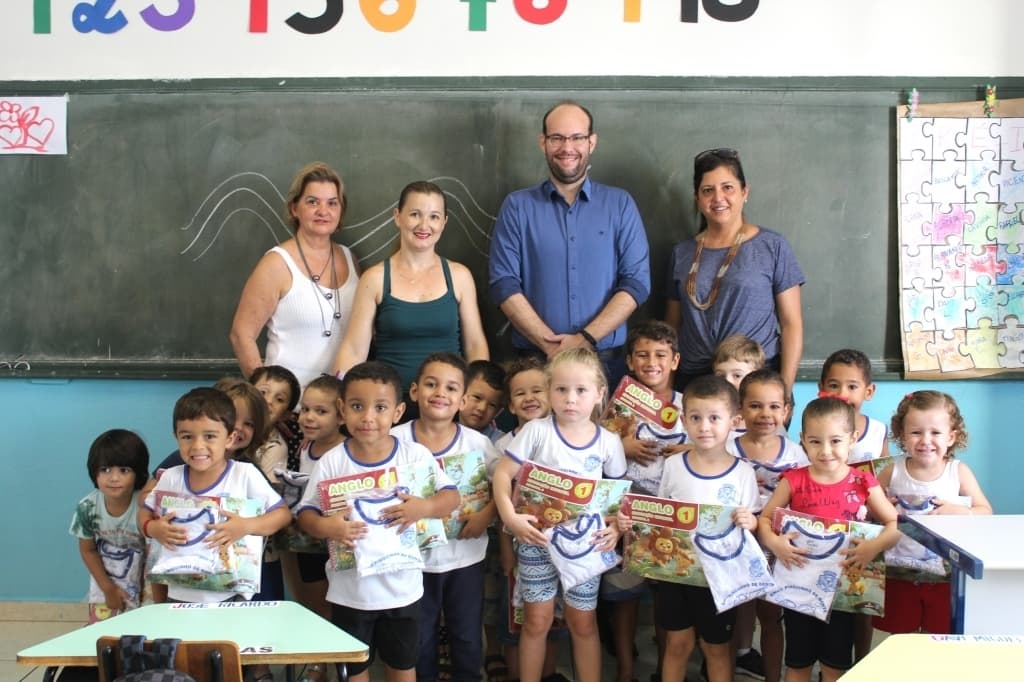Prefeitura de Urânia entrega material Anglo e uniformes para alunos da rede municipal