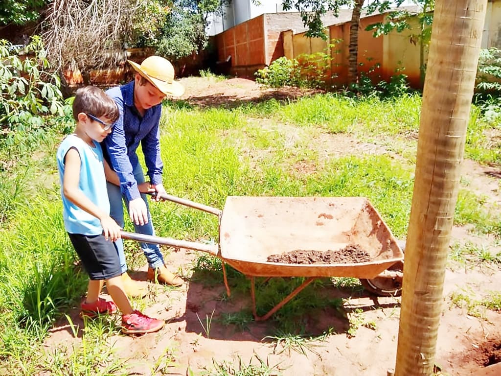 Turmalina realiza entrega de hortaliças cultivadas por alunos