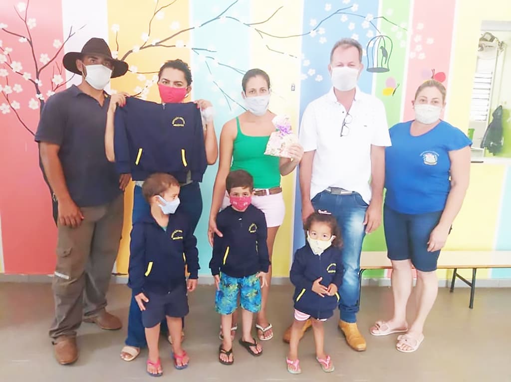 Atual administração de Mesópolia entrega agasalho uniformizado aos alunos da rede municipal