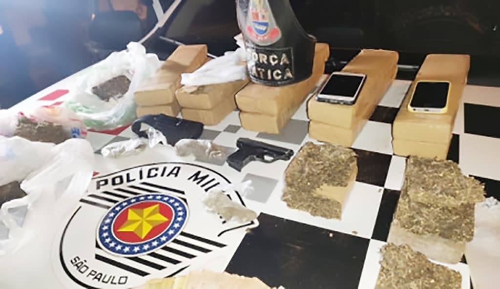 Força Tática da PM prende três pessoas com drogas, dinheiro e minipistola na região