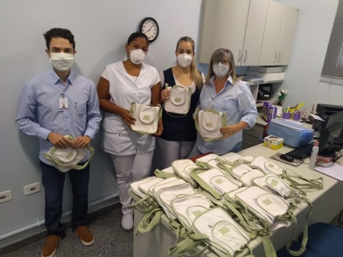 Santa Casa de Jales: colaboradora realiza doação de bolsas térmicas "mamãe e bebê" para o hospital