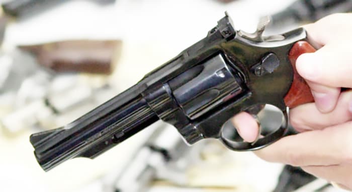 Após denúncia, PM prende mecânico com armas de vários calibres