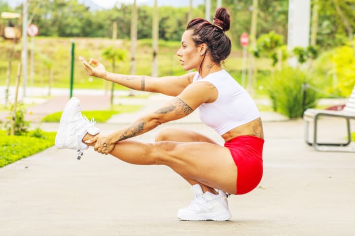 Musa fitness aponta quatro exercícios para quem ainda não se sente seguro na academia