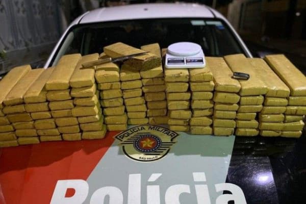 Polícia Militar apreende 92 quilos de maconha e prende motorista