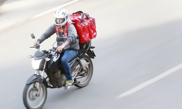Governo de SP lança programa inédito para capacitar motofretistas, facilitar compra de motos e regularizar documentos