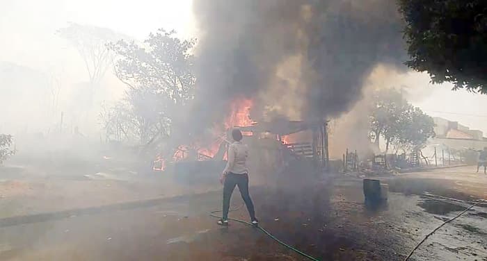 Incêndio com grande proporção destrói vegetação e mobiliza moradores de bairro em Jales
