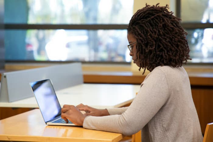 Pesquisa aponta que professores estão mais favoráveis à tecnologia e se sentindo valorizados, mas estão desconfortáveis com retorno à escola