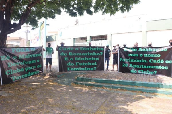 Após eliminação na Série A3, torcedores do Rio Preto protestam contra diretoria