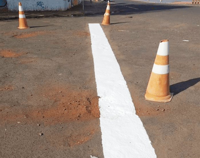 Prefeitura de Votuporanga pinta sinalização em buraco e foto “viraliza”