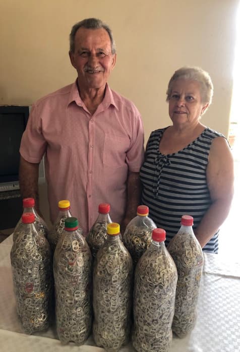 Casal doa milhares de lacres de alumínio para Santa Casa de Jales