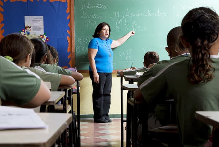 Mais de 10 mil professores serão contratados para trabalharem na recuperação de alunos da rede estadual