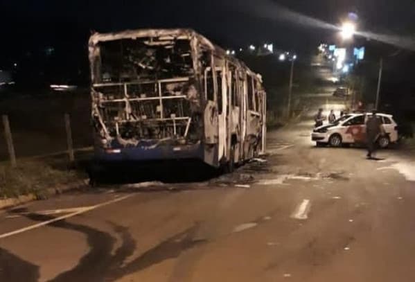 Motociclista morre após bater em ônibus na região