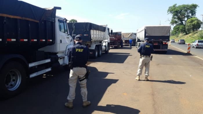 Polícia Rodoviária Federal e IBAMA apreendem 114 toneladas de areia extraída ilegalmente do Rio Grande