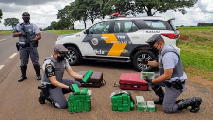 Dupla é presa ao ser flagrada com tijolos de maconha dentro de ônibus