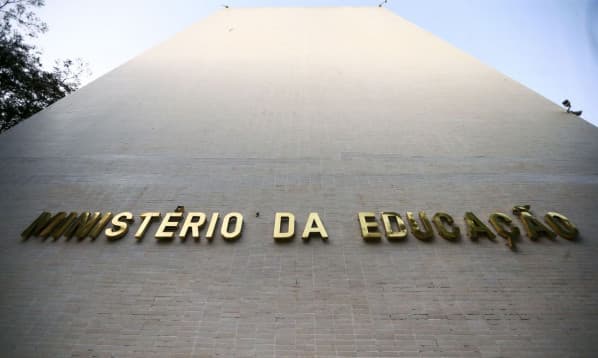 Ministério da Educação determina volta às aulas presenciais a partir de janeiro