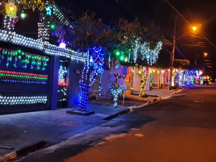 Pelo quarto ano consecutivo, moradores da Rua Maceió em Jales acendem as luzes de Natal