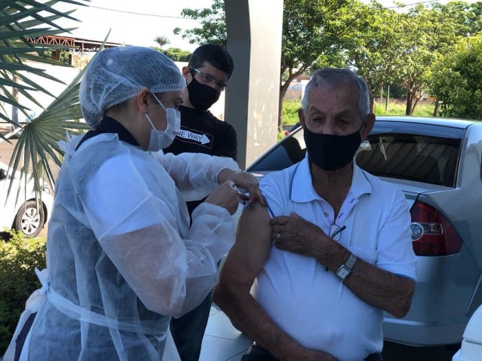 Idosos com 85 anos ou mais começam a ser vacinados contra a Covid-19