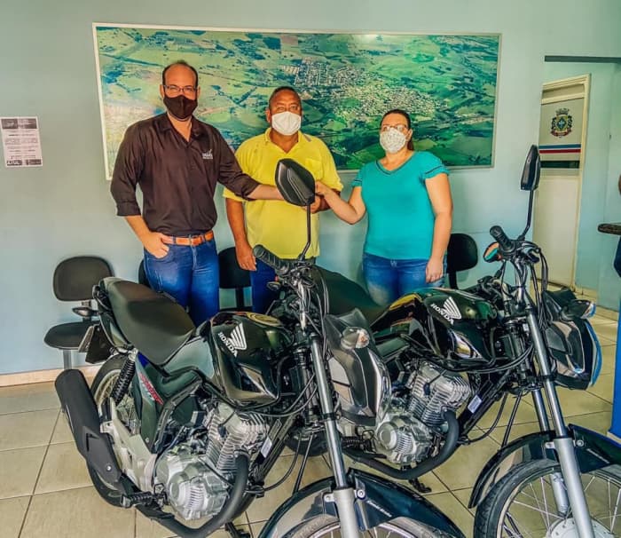 promoção IPTU Premiado em Urânia entrega duas motos zero KM aos ganhadores
