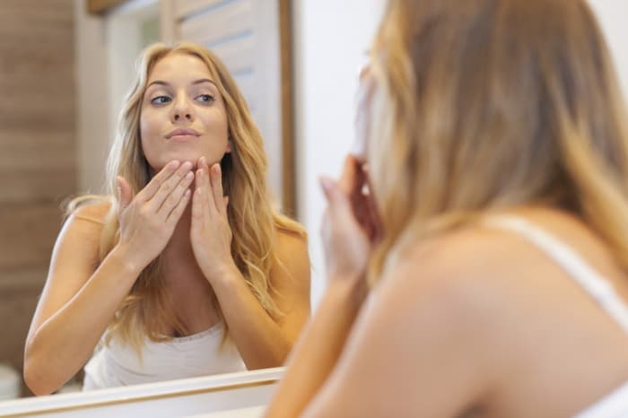 Verão pode causar mais oleosidade e acne na pele, cuidados devem ser mantidos