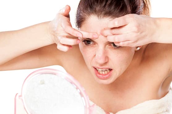 Fatores psicológicos e comportamentais que podem desencadear acne