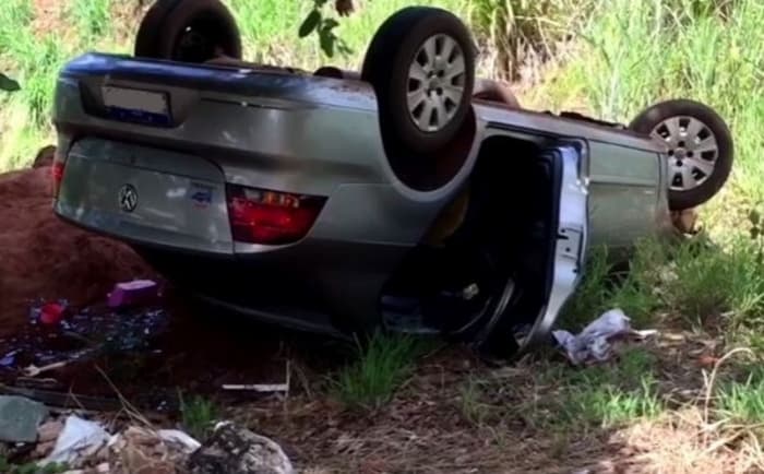 Veículo cai de ribanceira em rodovia em Fernandópolis